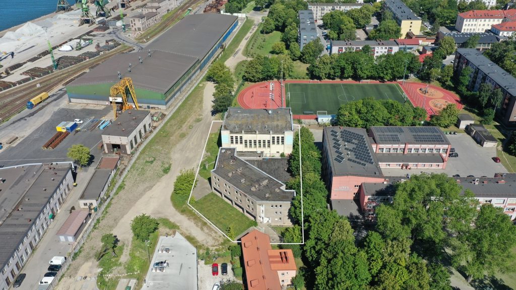 Aukcione parduodamas legendinis uostamiesčio baseinas Gulbių g. 8